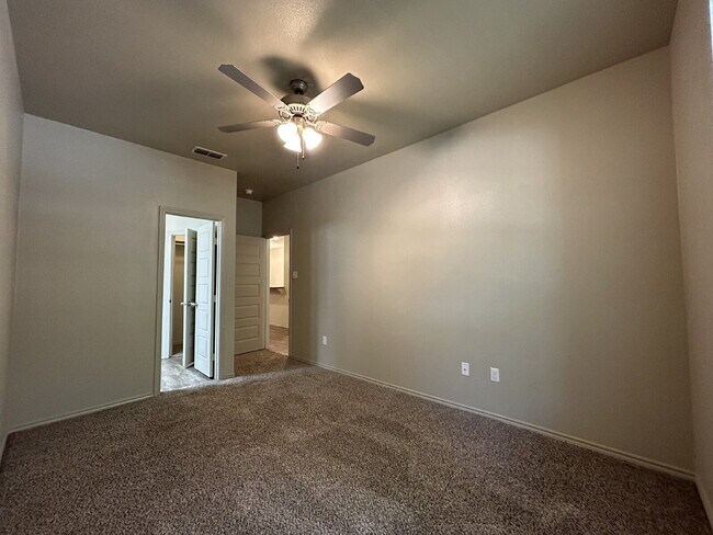 Building Photo - Beautiful Townhome Located Near Texas Tech Campus!