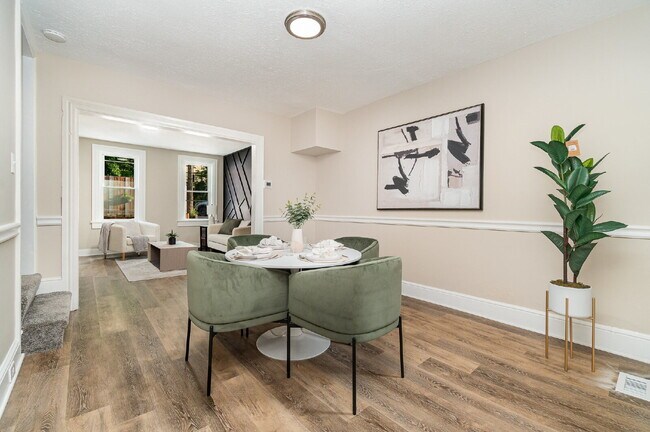 Building Photo - "Charming 3-Bed Townhouse Retreat in the H...