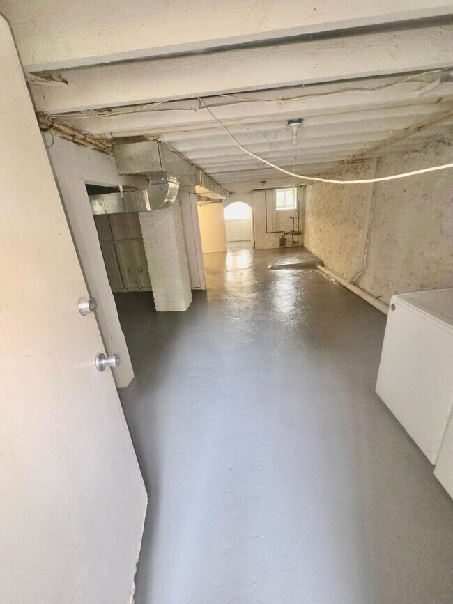 Building Photo - Large Wolcott Home Rent Ready