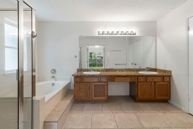 Building Photo - 18 W Stony Bridge Ct