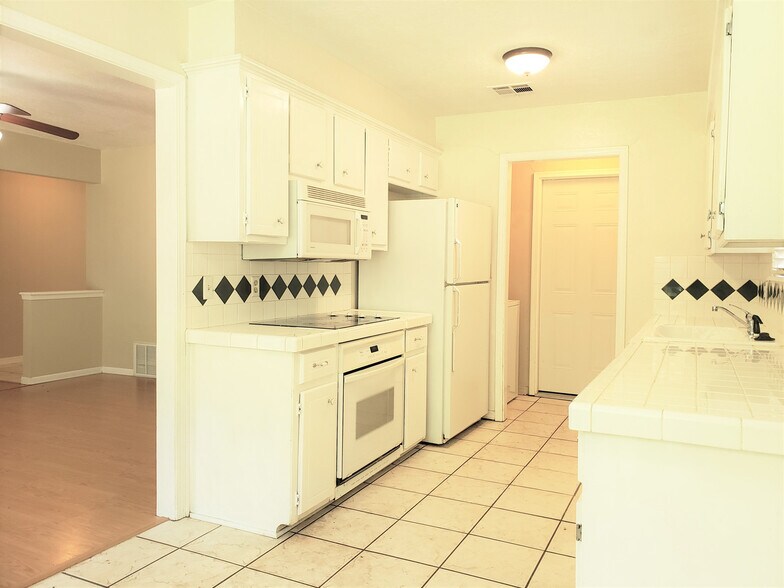 Building Photo - 1325 E Brooks St