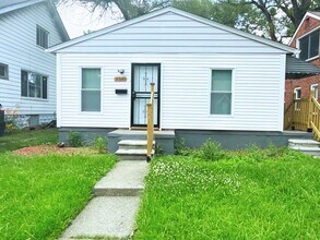 Building Photo - Freshly Renovated 3-Bedroom Home – Quality...