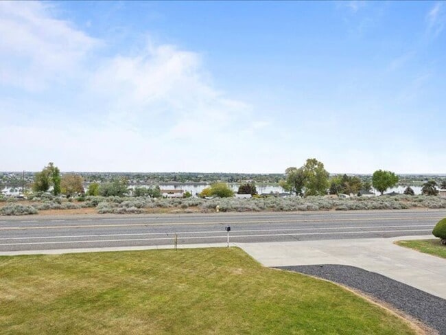 Building Photo - 3603 W Canal Dr