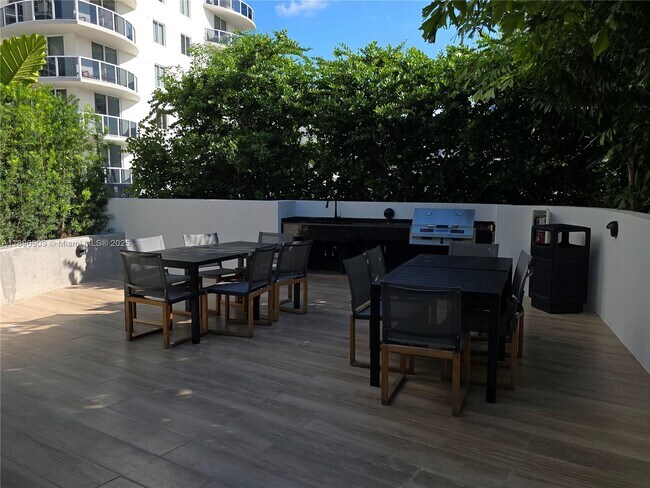 Building Photo - 700 NE 24th St