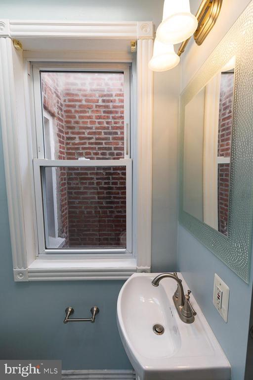 Building Photo - 809 Kentucky Ave SE