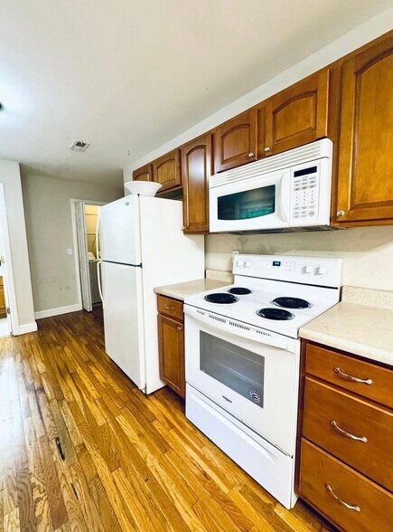 Building Photo - 586 Hampton Way