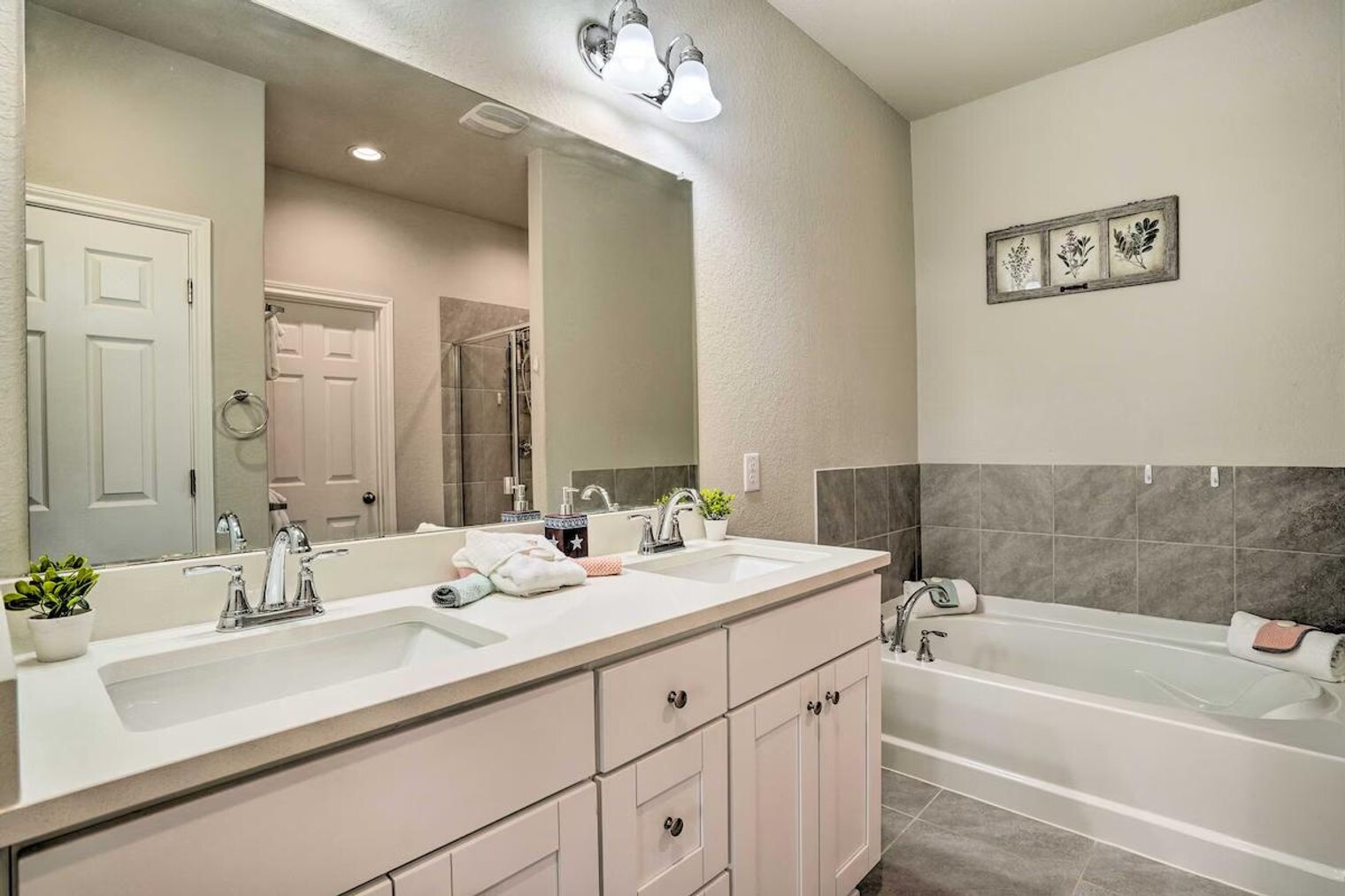 Building Photo - 5603 Chestnut Xing