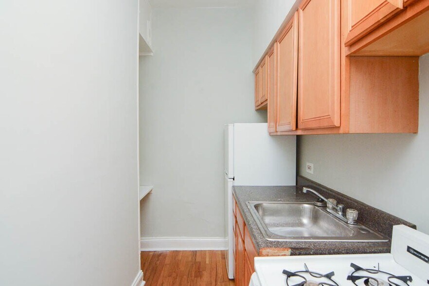Building Photo - 4752 N Paulina St