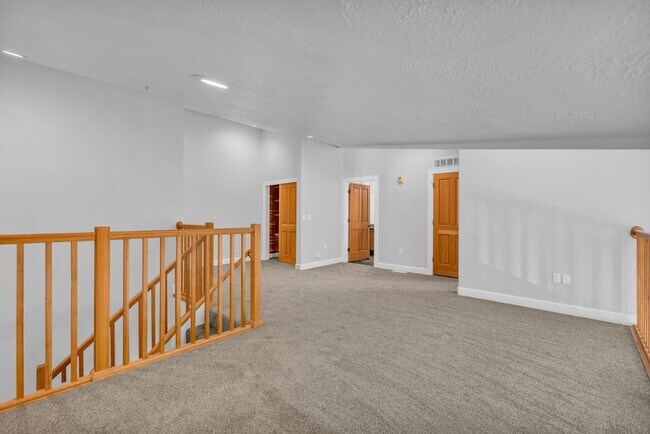 Building Photo - Top Floor Crestview Condo