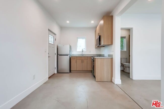 Building Photo - 1151 S Highland Ave