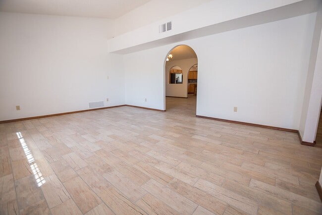 Building Photo - Large Home in Quiet Area, 3 Bedroom, 2 Bat...