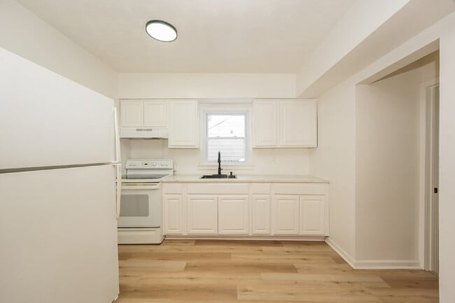 Building Photo - 4495 W 137th St