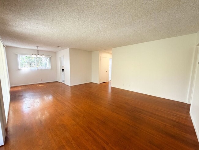 Building Photo - 4 Bdrm/2 Bath Home w/Garage and Yard in Fu...