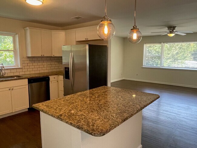 Building Photo - 665 Aline Dr NW