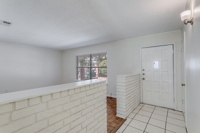 Building Photo - UPDATED 4-BEDROOM HOME IN SHEARER HILLS