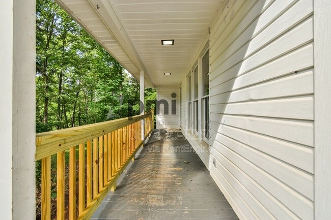 Building Photo - 135 Beacon Hl Dr