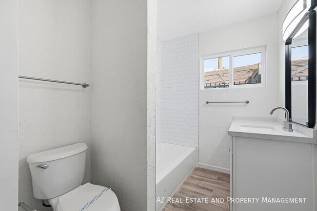 Building Photo - 1804 E Coronado Rd