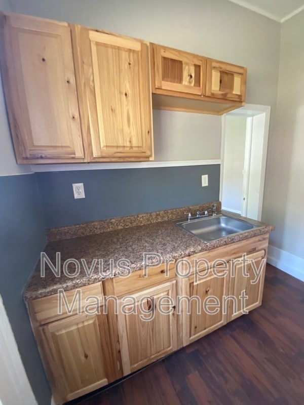 Building Photo - 302 Cedar St