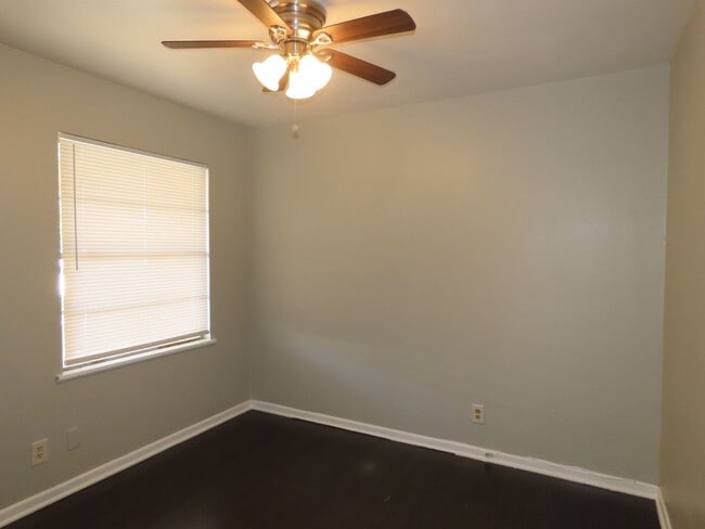 Building Photo - Three bedroom, One Bath Duplex Near Hospit...