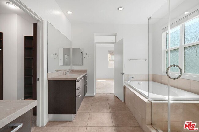 Building Photo - 6531 S Seabluff Dr