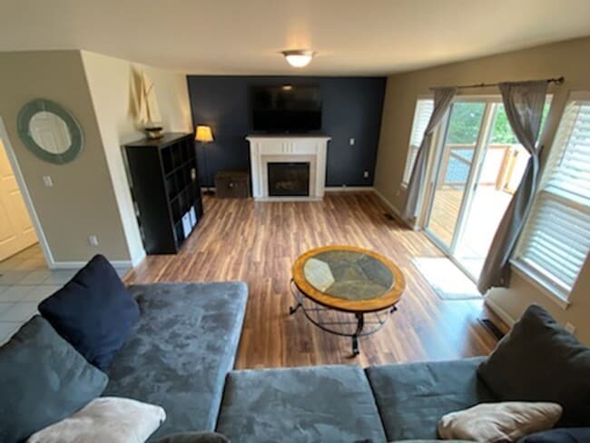 Building Photo - Sunny and spacious 3 bed, 2.5 bath house with living and family room, with huge back yard!
