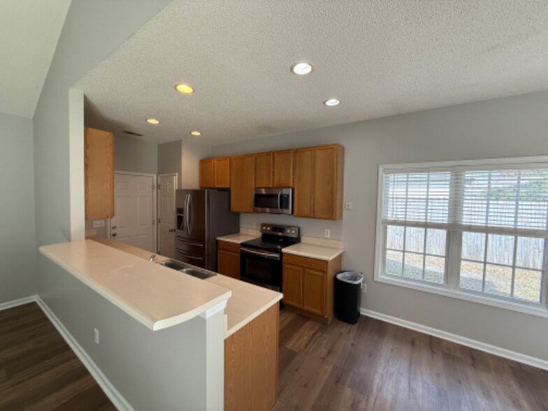 Building Photo - 7120 Farrington Farms Dr