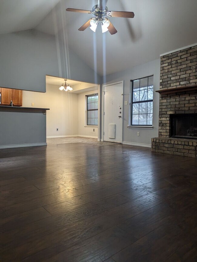 Building Photo - Modern Amenities & Ideal Location in Burle...