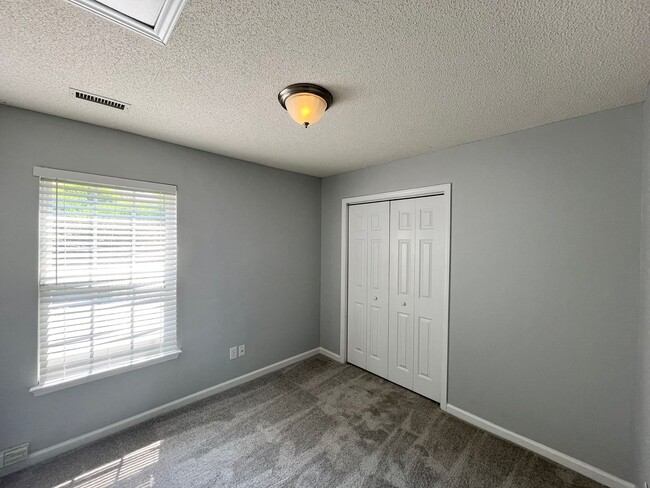 Building Photo - Classic 3BD, 2BA Apex Home in a Prime Location with a Fully Fenced Yard