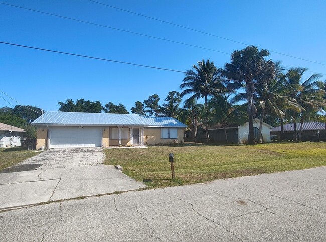 Building Photo - 253 SE Verada Ave