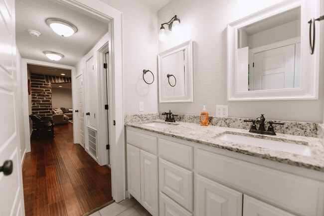 Building Photo - 1906 Almand Dr