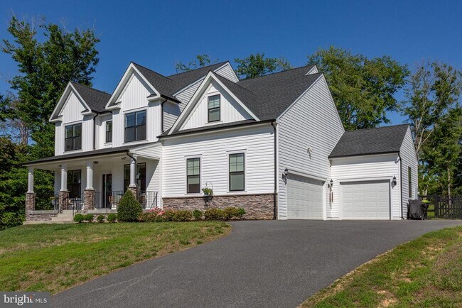 Building Photo - 15 Grove Ln