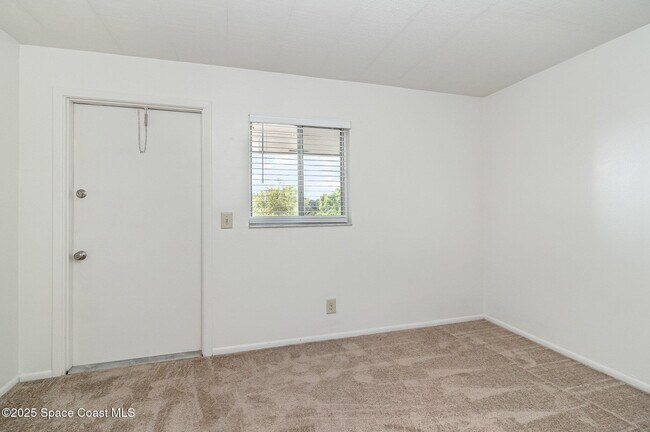 Building Photo - 204 Seminole Ave W