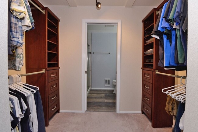 Building Photo - Convenient East Side Condo