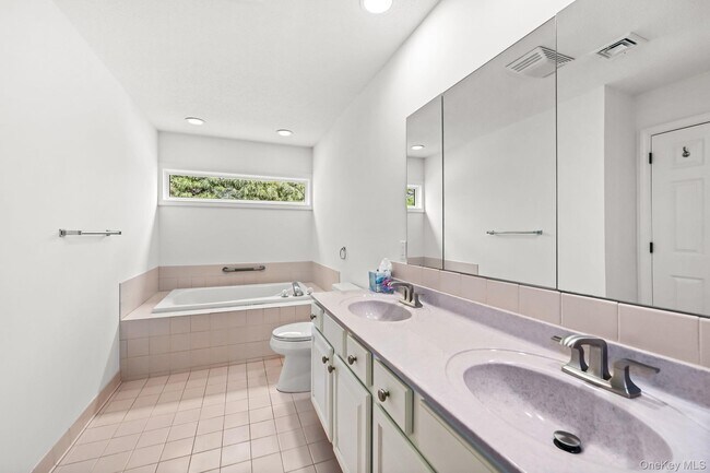 Building Photo - 750 C Heritage Hls