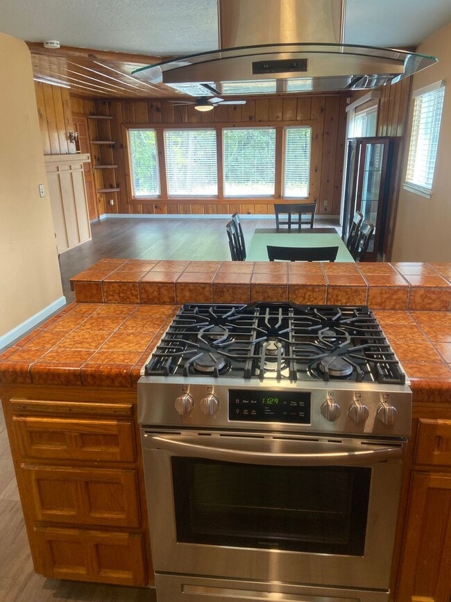 Building Photo - Charming - Off Forni Road - 2 Bdrm, 2 Bath