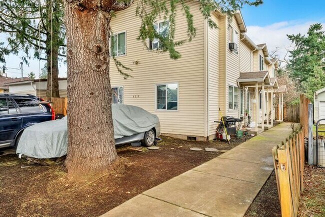 Building Photo - Beautiful 2 bedroom townhouse. Available February!