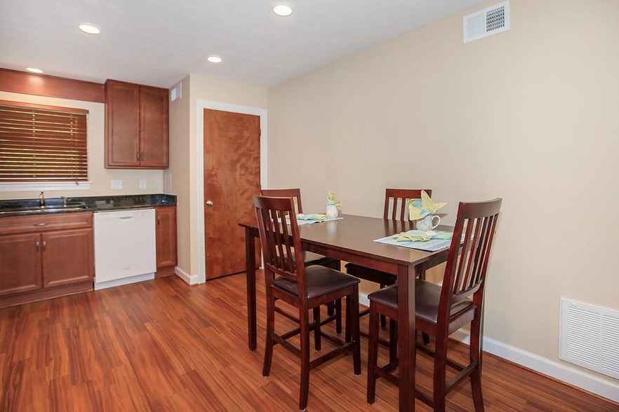 The Bayview Eat-In Kitchen - Lake Bradford Apartments