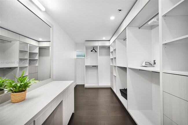 Building Photo - 150 NE 50th St