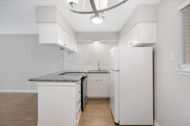 Building Photo - 1016 E 7th St