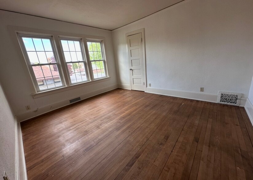 Bedroom 3 with walk in closet - 2712 S 9th St