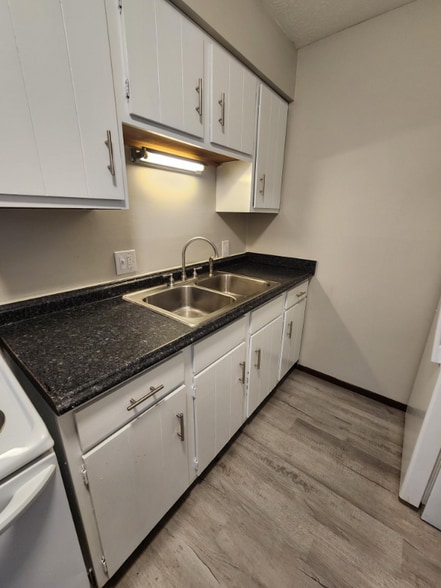 Building Photo - 1103 W Maple St