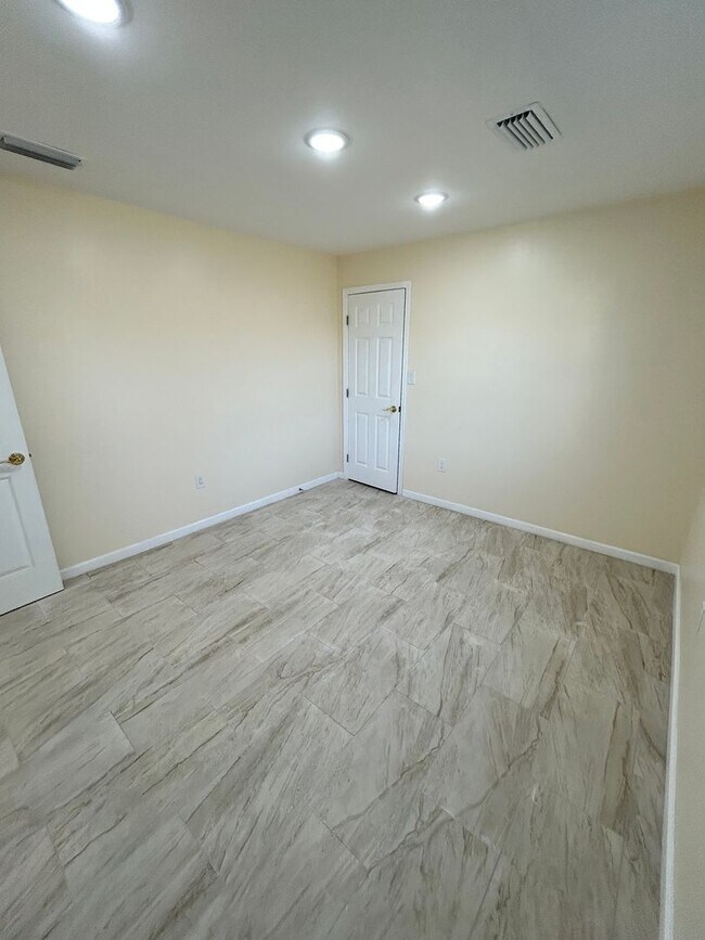 Building Photo - 2433 Wakulla Ave