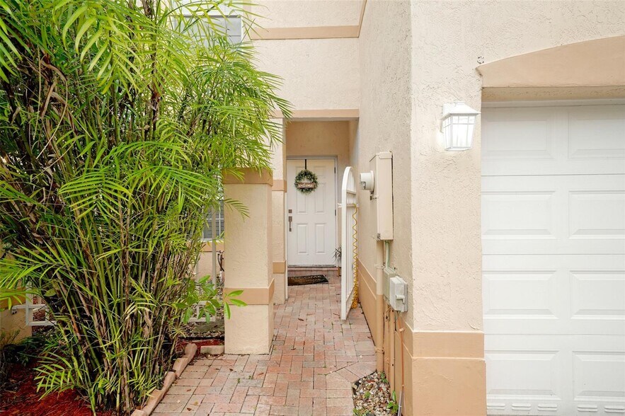 Building Photo - 604 NW 170th Ter
