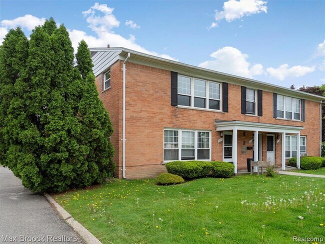 Building Photo - 2717 W 13 Mile Rd