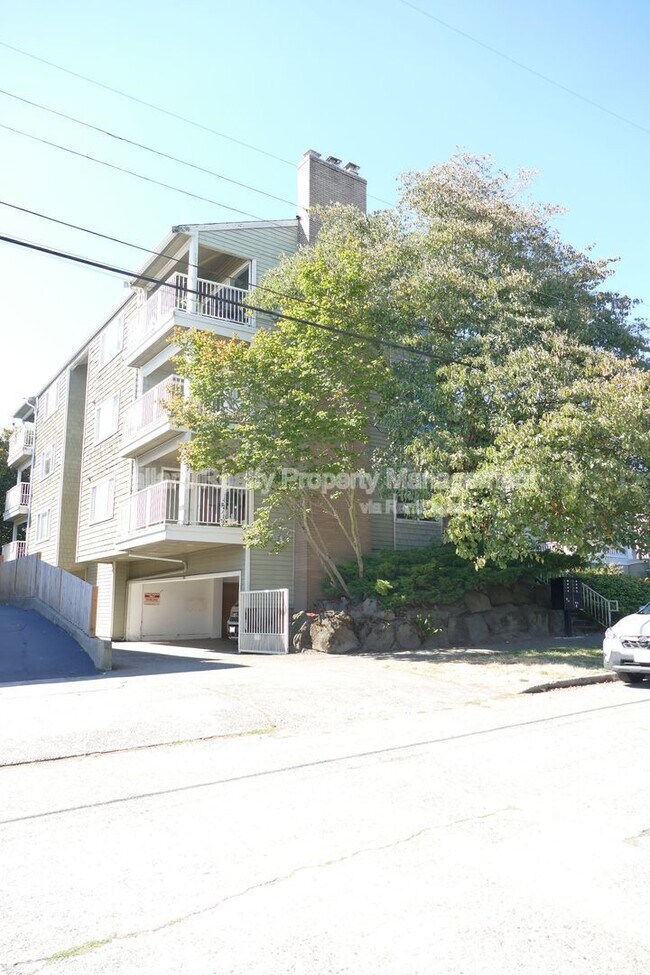Building Photo - 4317 Dayton Ave N