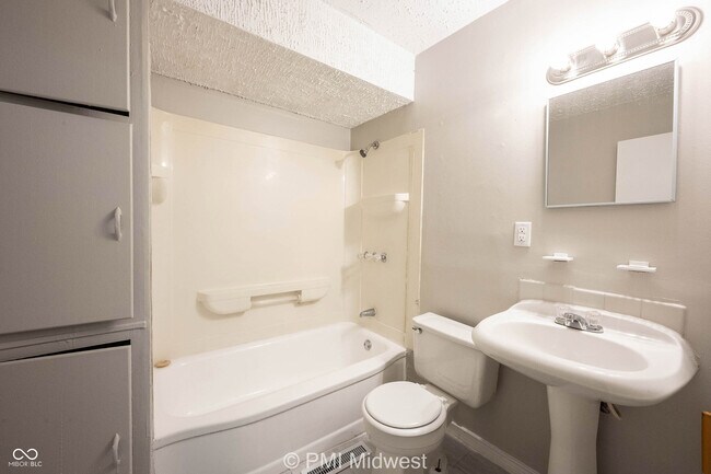 Building Photo - 3748 N Hawthorne Ln