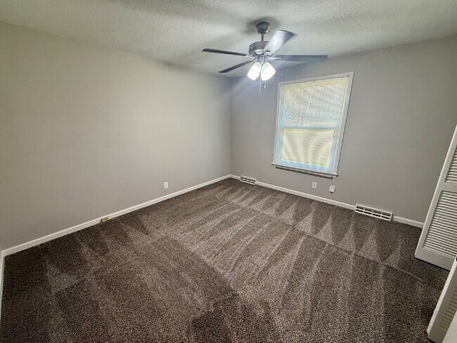 Building Photo - 1322 Shady Lawn Dr