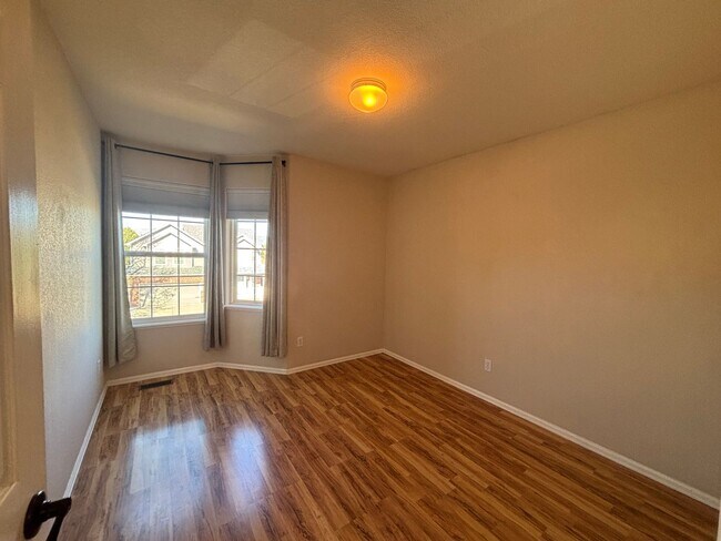 Building Photo - 4 Bedroom, 3.5 Bathroom Home with A/C! - A...