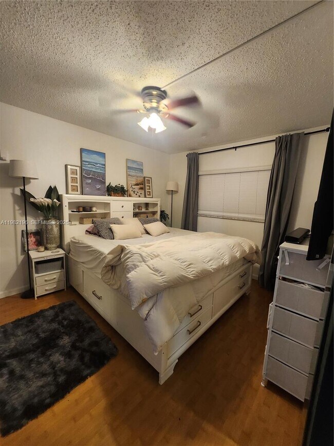 Building Photo - 1100 NE 9th Ave