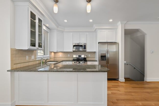 Building Photo - 3Bd/3Ba Seattle Townhouse